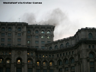 Sfat pentru parlamentari: Vreti bani? Inchiriati subsolul Parlamentului!