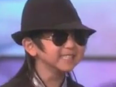 A ajuns la TV! La 4 ani, un pusti chinez danseaza ca Michael Jackson