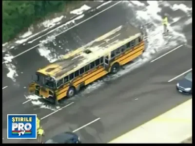 Momente de groaza! Un autobuz cu scolari a luat foc pe autostrada