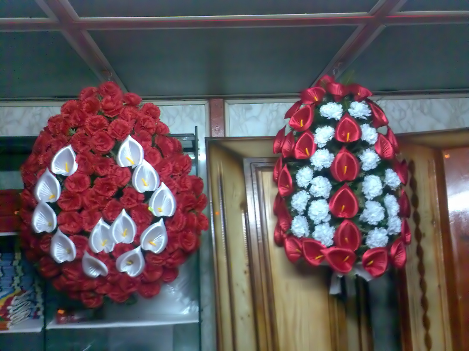 Sute de persoane alaturi de familia pastorului