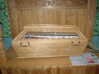 Inghesuiala la catedrala din Alba Iulia, la moastele Sfantului Grigorie