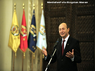 Basescu a decorat din greseala un fost ministru comunist si fost condamnat