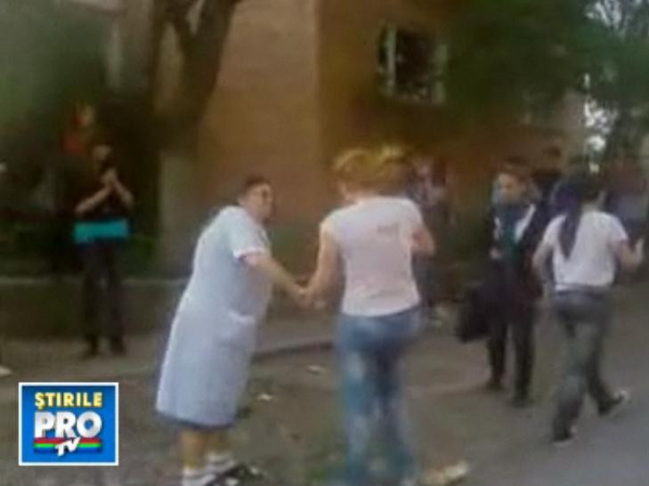 Ocupatie de liceene: s-au snopit in bataie pentru un baiat! VEZI VIDEO