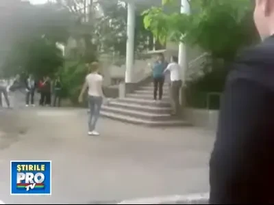 Ocupatie de liceene: s-au snopit in bataie pentru un baiat! VEZI VIDEO