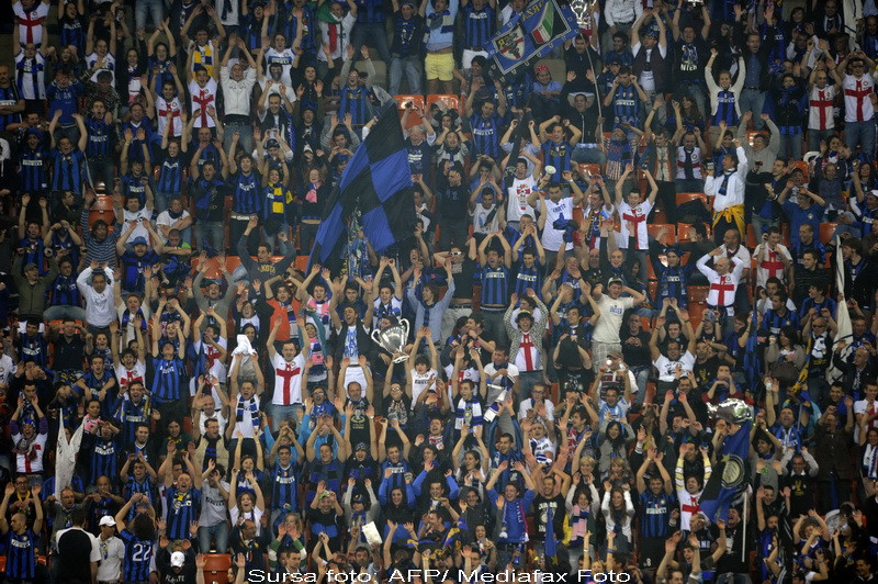 Meciul fotbalistilor, pe teren, al fanilor in baruri. Cum au petrecut suporterii celor doua tabere