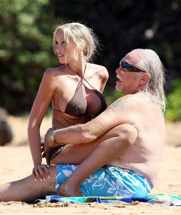 Dragoste "sincera"!! Iepuras Playboy, SEX in mare cu un bogatas batran!