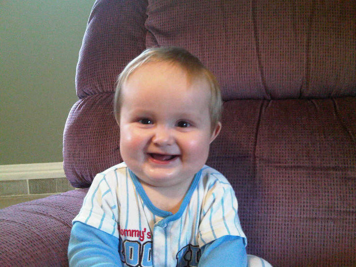 IMPRESIONANT! Isi creste copilul fara sa-si foloseasca mainile