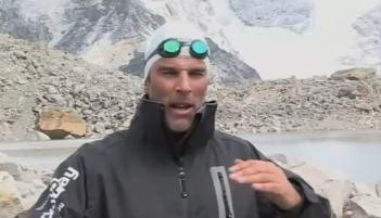 Omul urs polar: a inotat 1 km intr-un lac glaciar