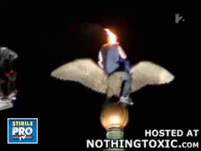 IMAGINI SOCANTE! Si-a dat foc si apoi s-a aruncat in gol