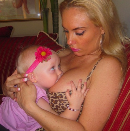 Perna moale si pufoasa... Coco Pitzipoanca, cu un prunc la san!