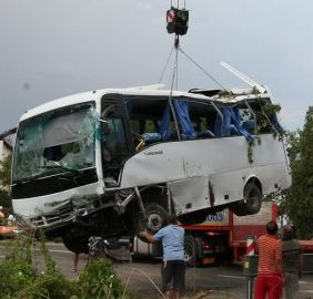 Vacanta fatala pentru 16 turisti rusi! Un accident rutier le-a curmat viata