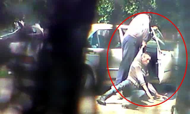 A fost batut cu bestialitate si bagat intr-o masina!