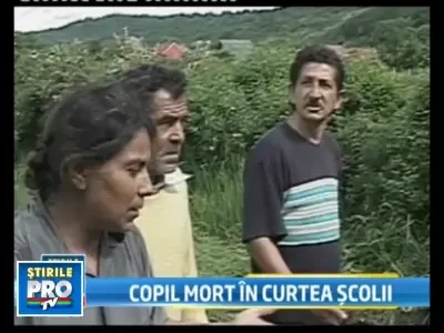 Un baietel de 2 ani a murit intr-o groapa din curtea unei scoli