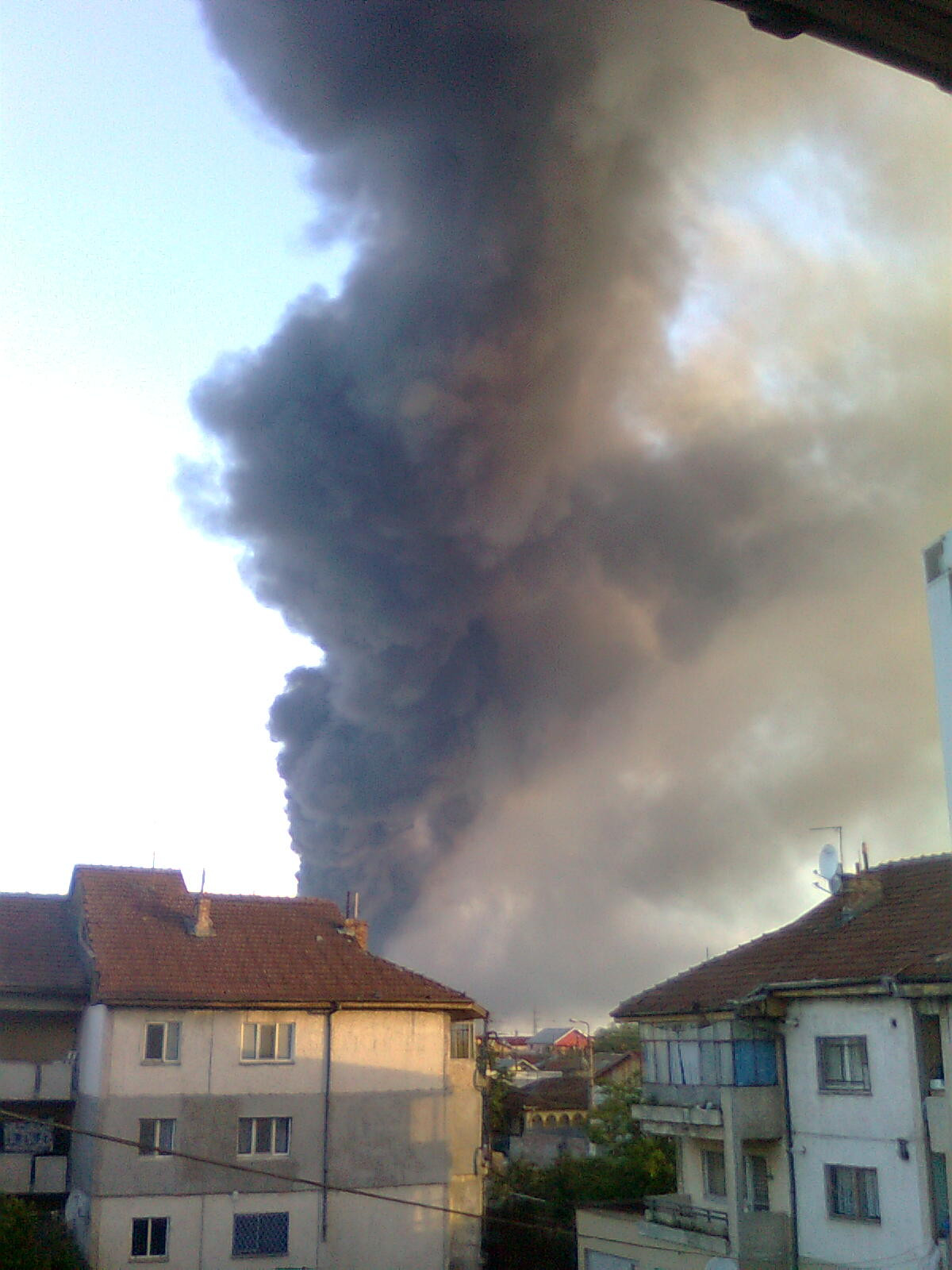 Un pompier a murit in incendiul de la Dragonul Rosu. Alti 8, la spital