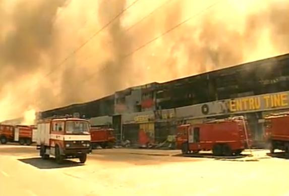 Pompierii isi plang eroul disparut in incendiul de la Dragonul Rosu