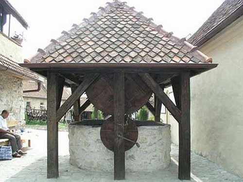 Canicula i-a lasat fara apa.Zeci de familii din Deva cer ajutor primariei dupa ce fantanile au secat