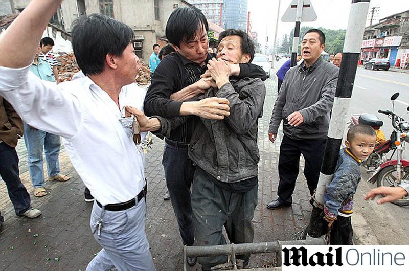 Si-a scos propriul copil la licitatie, in strada! Ca sa-l scape de saracie