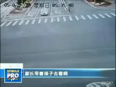 Cel mai norocos biciclist din lume! Vezi cum a scapat dintr-un accident