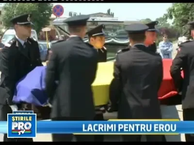 Pompierii isi plang eroul disparut in incendiul de la Dragonul Rosu