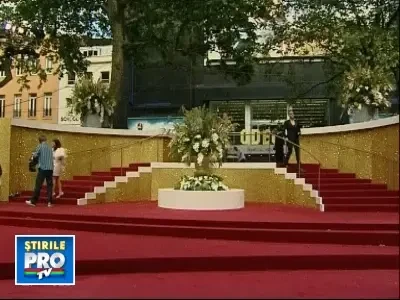 Jessica Parker, cu pomul de Craciun in cap si cu brate ca Schwarzenegger