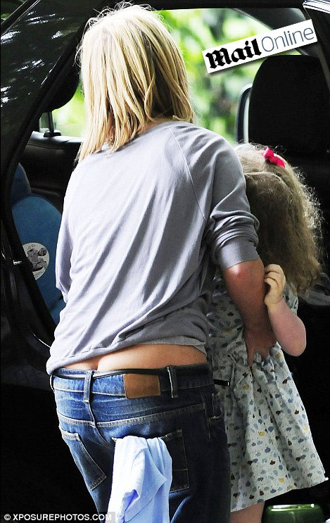 Geri Halliwell se racoreste, posteriorul ni-l daruieste