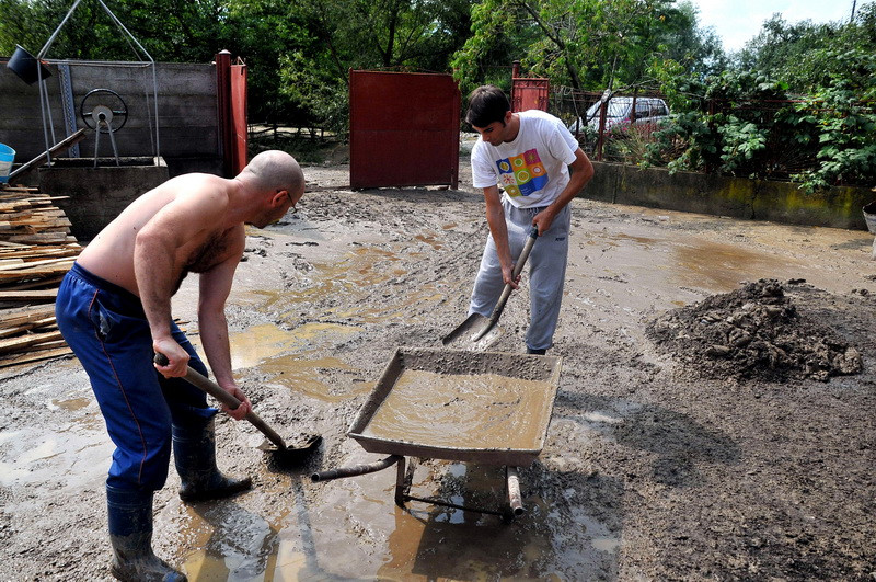 Cod galben de inundatii pana miercuri la ora 16:00, in vest si sud