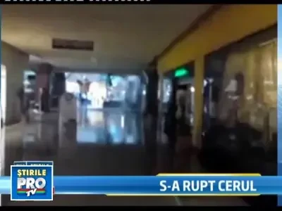 Zeci de strazi inundate si masini distruse la Cluj dupa o ploaie torentiala