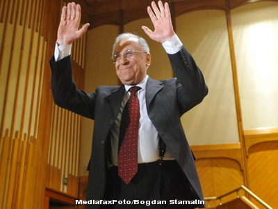 Iliescu, cu picioarele pe pamant: ce referendum? ce motiune de cenzura?