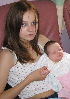 La 11 ani mama, la 12 dependenta de droguri. Acum, la 16, vrea in armata