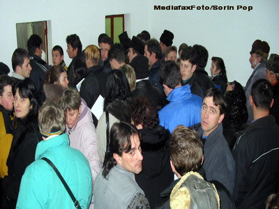 Cozi nesfarsite. O femeie a lesinat la Casa de Asigurari, in Bucuresti