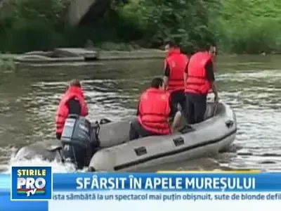 Scene socante: s-a aruncat in apele Muresului chiar in fata trecatorilor