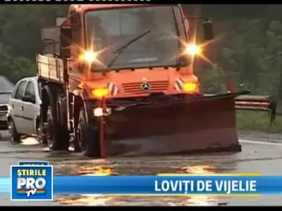 Codul galben s-a instalat! Vijelii si furtuni in mai multe judete ale tarii