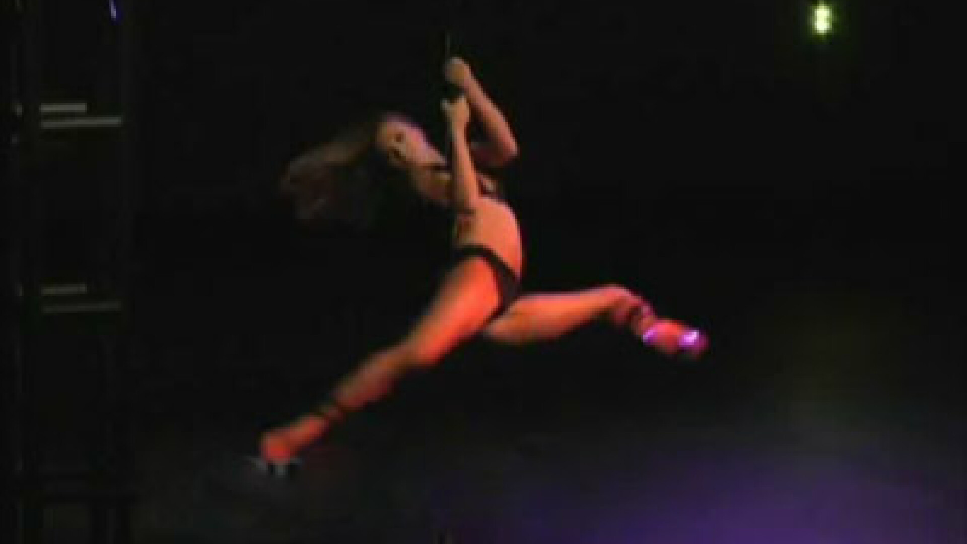 Rusoaicele invata dansul la bara ca sa puna mana pe un sot bogat