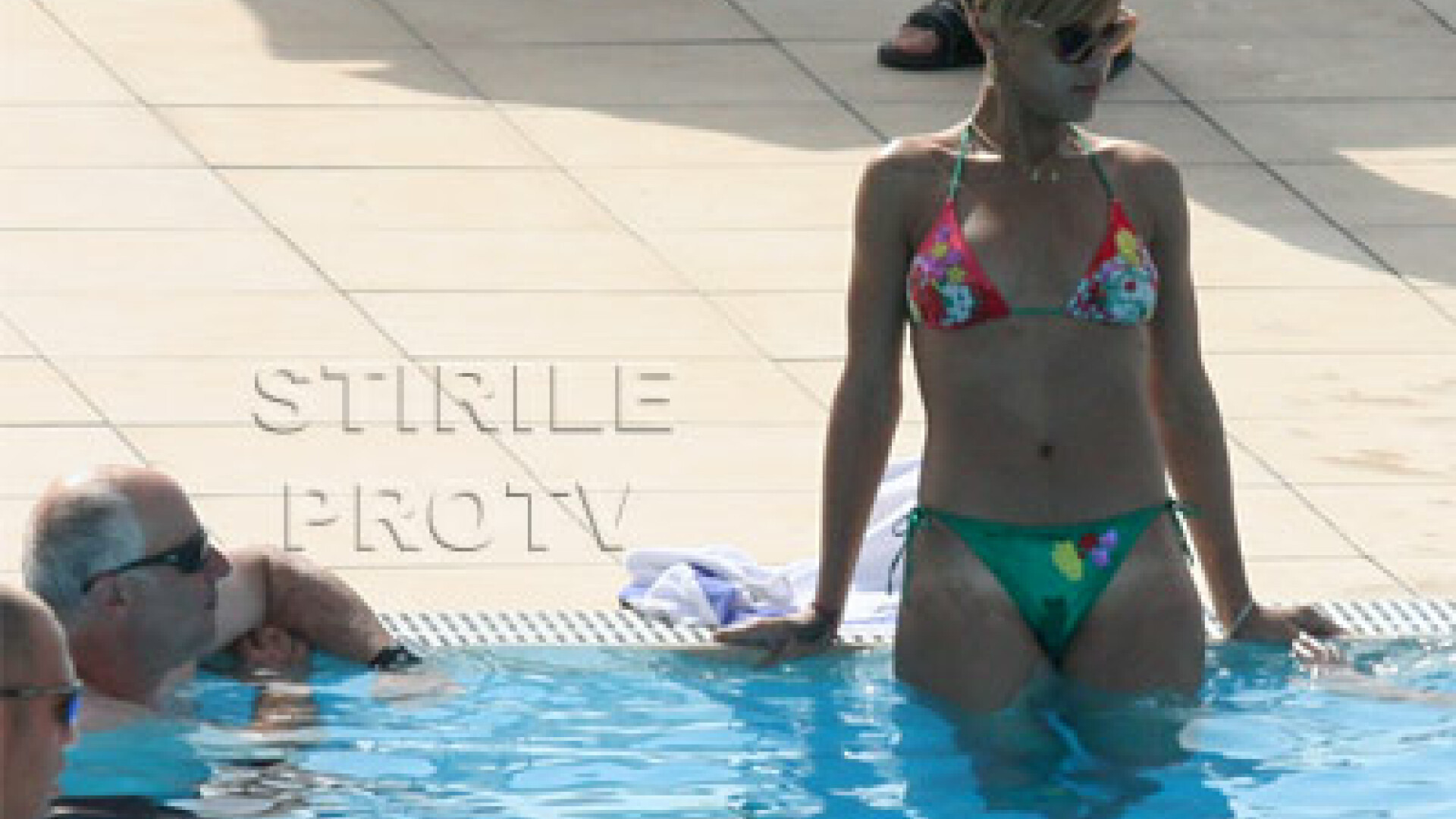 Jenant! Rihanna, bronzata cu urme prin partile intime!