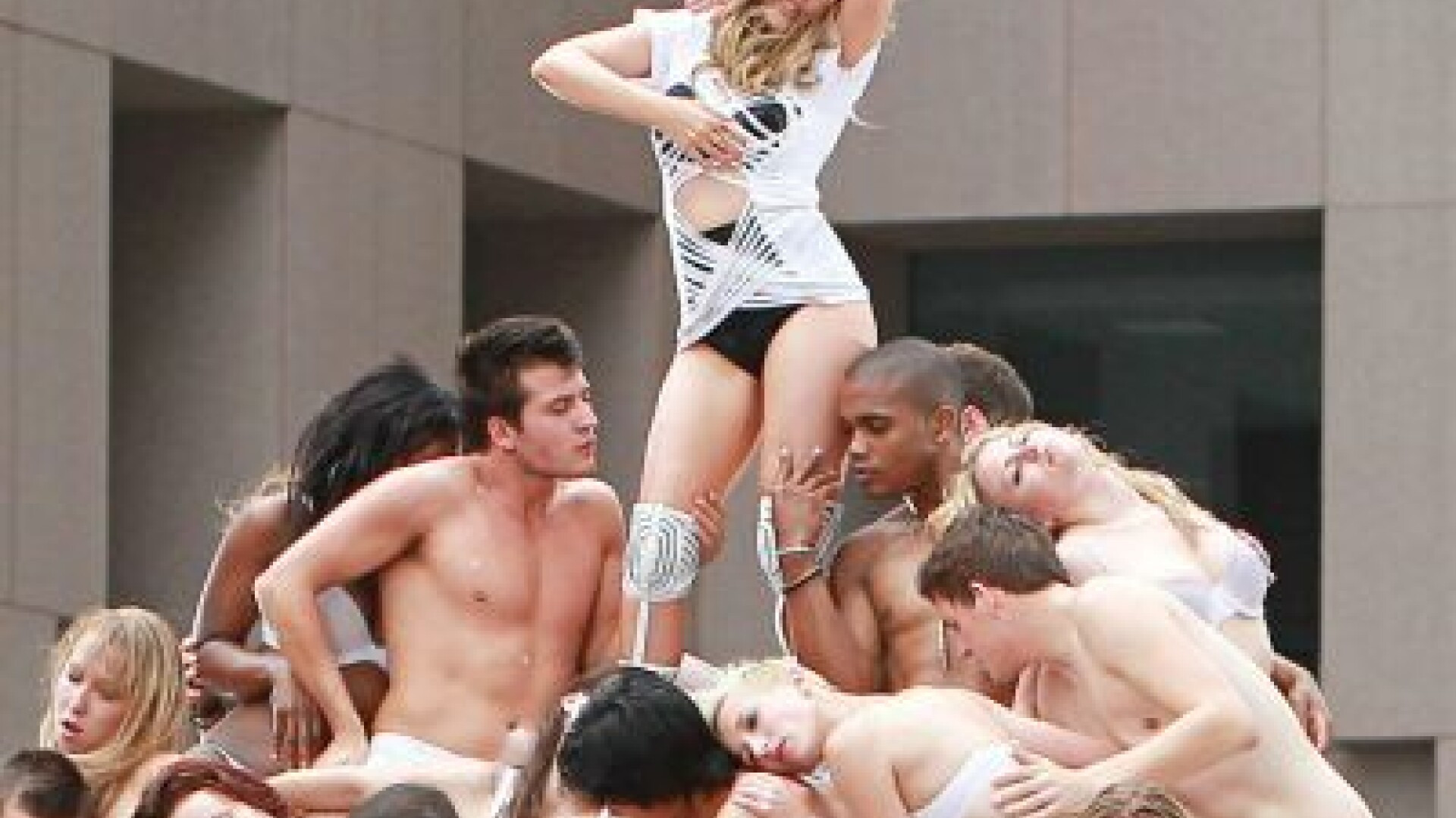 Kylie Minogue vrea sa fie zeita iubirii! Lanseaza albumul Afrodita