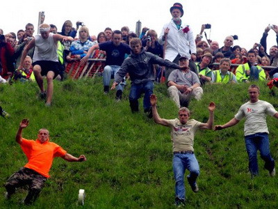 Britanicii sunt suparati. Politia a interzis... rostogolirea branzei