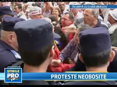 Imbranceli cu jandarmii, la Brasov. Protestatarii au fortat usa Prefecturii