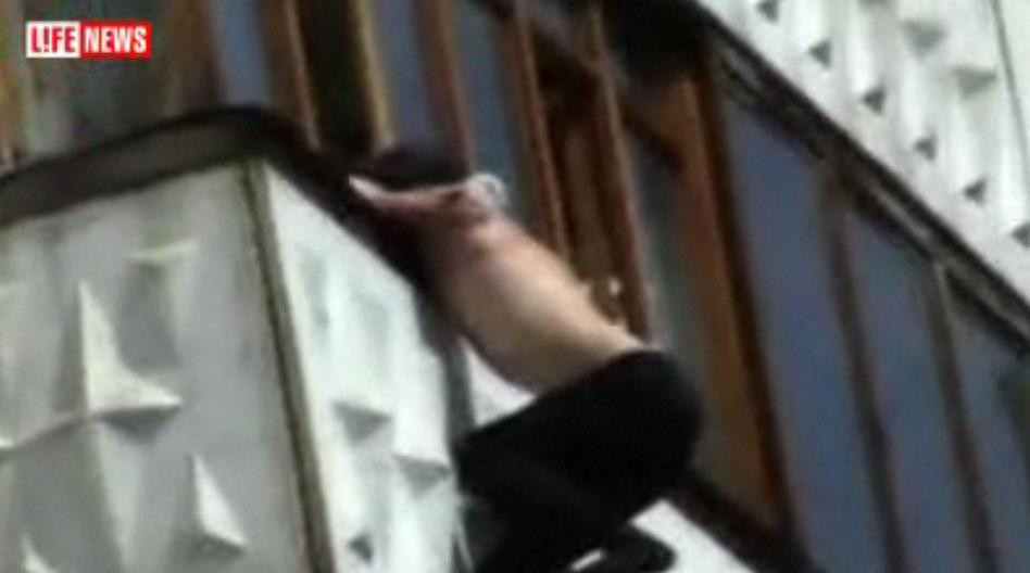 Sinucidere sau jaf? A cazut de la etajul cinci si a supravietuit!