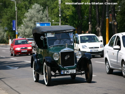 Centrul orasului Satu Mare a fost invadat de masini ca-n filme