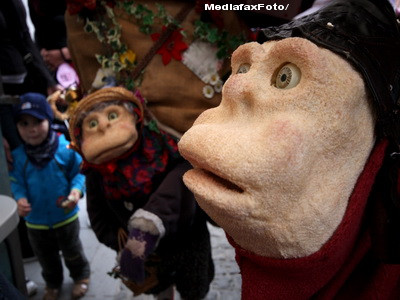 15.000 de oameni s-au plimbat in Sibiu alaturi de un vultur urias