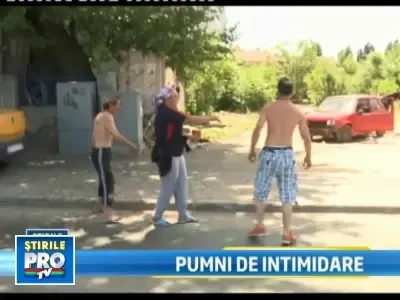 Ca la nebuni! Au vrut sa isi planga mortul, dar s-au trezit luati la bataie
