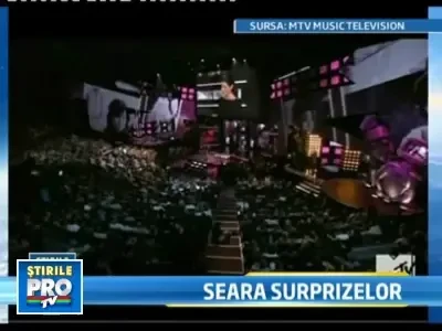 Sandra Bullock, sarut fierbinte cu Scarlett Johansson! VIDEO