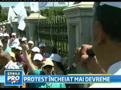 Toata ziua sindicalistii protesteaza la intrarile Parlamentului