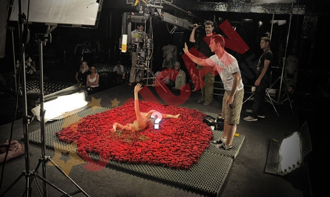 Arde-n flacari! Anna Lesko, goala pe un pat de 5.000 de trandafiri rosii