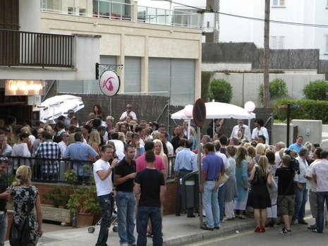 S-a deschis prima cafenea pentru blonde. Ce parere ai despre o asa afacere?