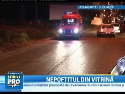 Si-a parcat masina in vitrina unui showroom