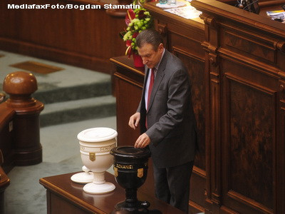 Incredibila poveste a celor 2 senatori ai PDL care au votat invers