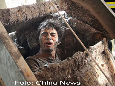 Salvat de un coleg inainte sa fie zdrobit de un malaxor de ciment