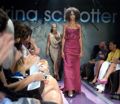 Criza taie din rochiile designerilor romani. Modelele defileaza mai ieftin