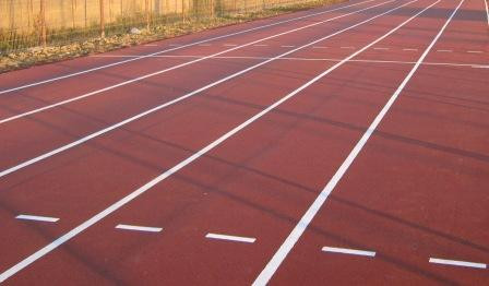 Made in Romania. Pista de atletism trece peste gard prin curtea unei case